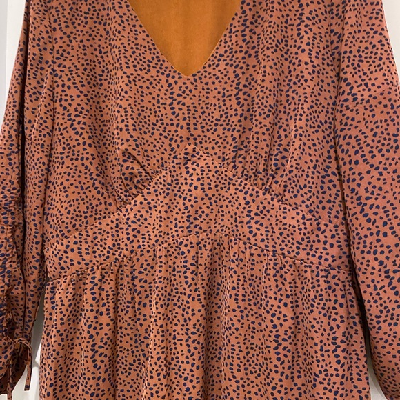 Gorgeous dress! Pair with brown boots. Size large - Picture 4 of 7